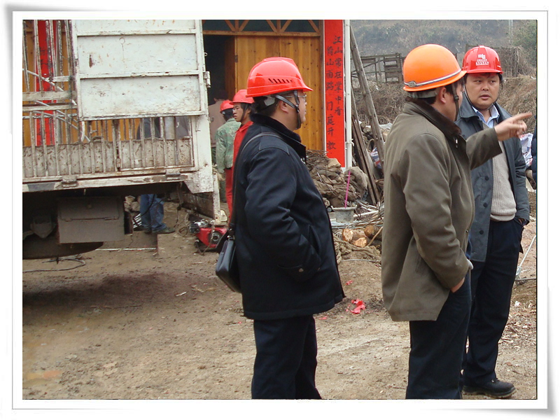 都匀市供电局肖局长亲自到我抢险现场