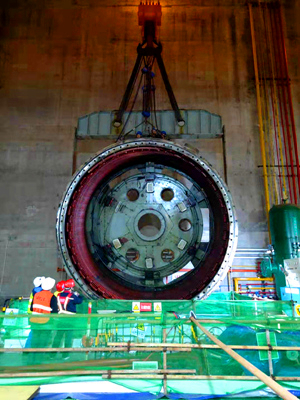 亚洲精品无人一区二区龟都府水电站机组发电机定子吊装顺利完成