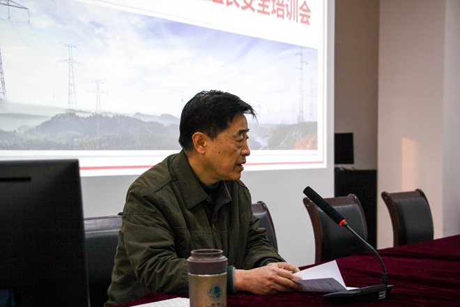 安全无小事，责任重于山亚洲精品无人一区二区举行“项目管理人员及班组长安全专题培训会议”