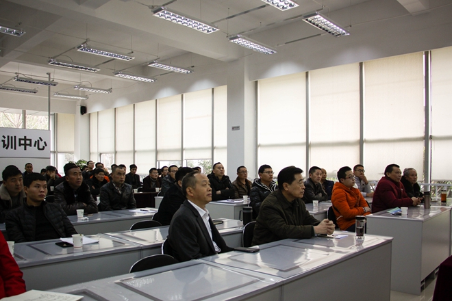 安全无小事，责任重于山亚洲精品无人一区二区举行“项目管理人员及班组长安全专题培训会议”