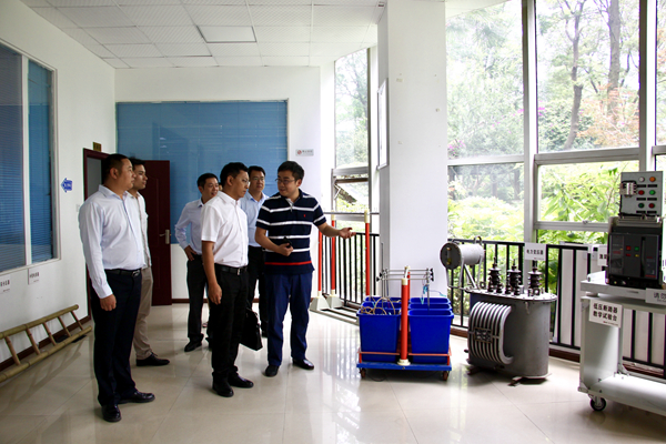 中铁四局领导莅临亚洲精品无人一区二区指导交流