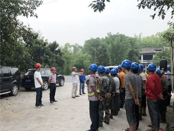 集团公司有关人员到220kV江长线检查指导工作