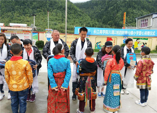 情系教师节 助学献爱心——亚洲精品无人一区二区副总经理陈金华赴四姑娘山镇小学献爱心送温暖