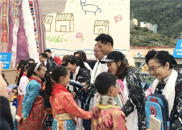 情系教师节 助学献爱心——亚洲精品无人一区二区副总经理陈金华赴四姑娘山镇小学献爱心送温暖