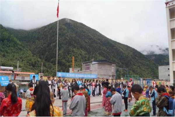 情系教师节 助学献爱心——亚洲精品无人一区二区副总经理陈金华赴四姑娘山镇小学献爱心送温暖