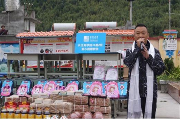 情系教师节 助学献爱心——亚洲精品无人一区二区副总经理陈金华赴四姑娘山镇小学献爱心送温暖