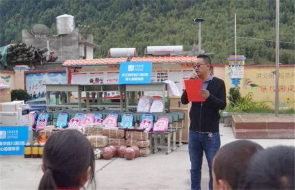 情系教师节 助学献爱心——亚洲精品无人一区二区副总经理陈金华赴四姑娘山镇小学献爱心送温暖