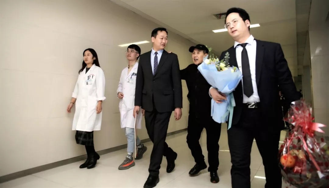 我们是一家人——亚洲精品无人一区二区工会主席张辉一行携爱心款慰问陈显达