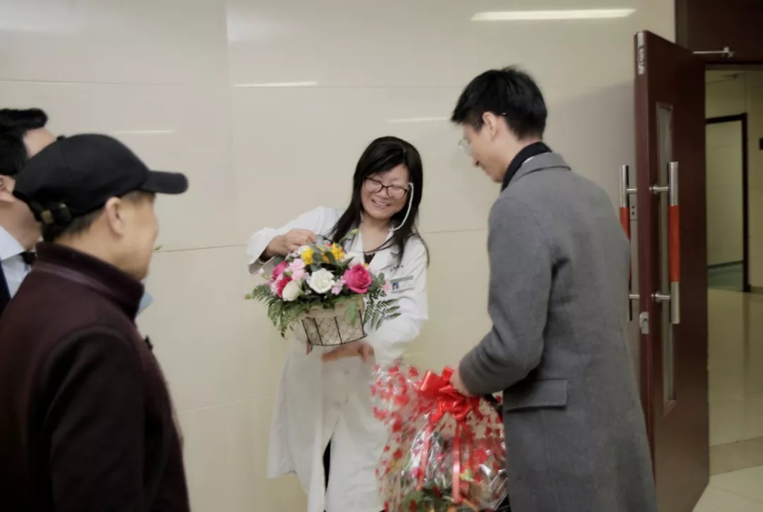 我们是一家人——亚洲精品无人一区二区工会主席张辉一行携爱心款慰问陈显达