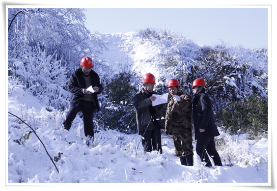 500kV石雅线、二普线线路覆冰，成蜀电力抗冰保电