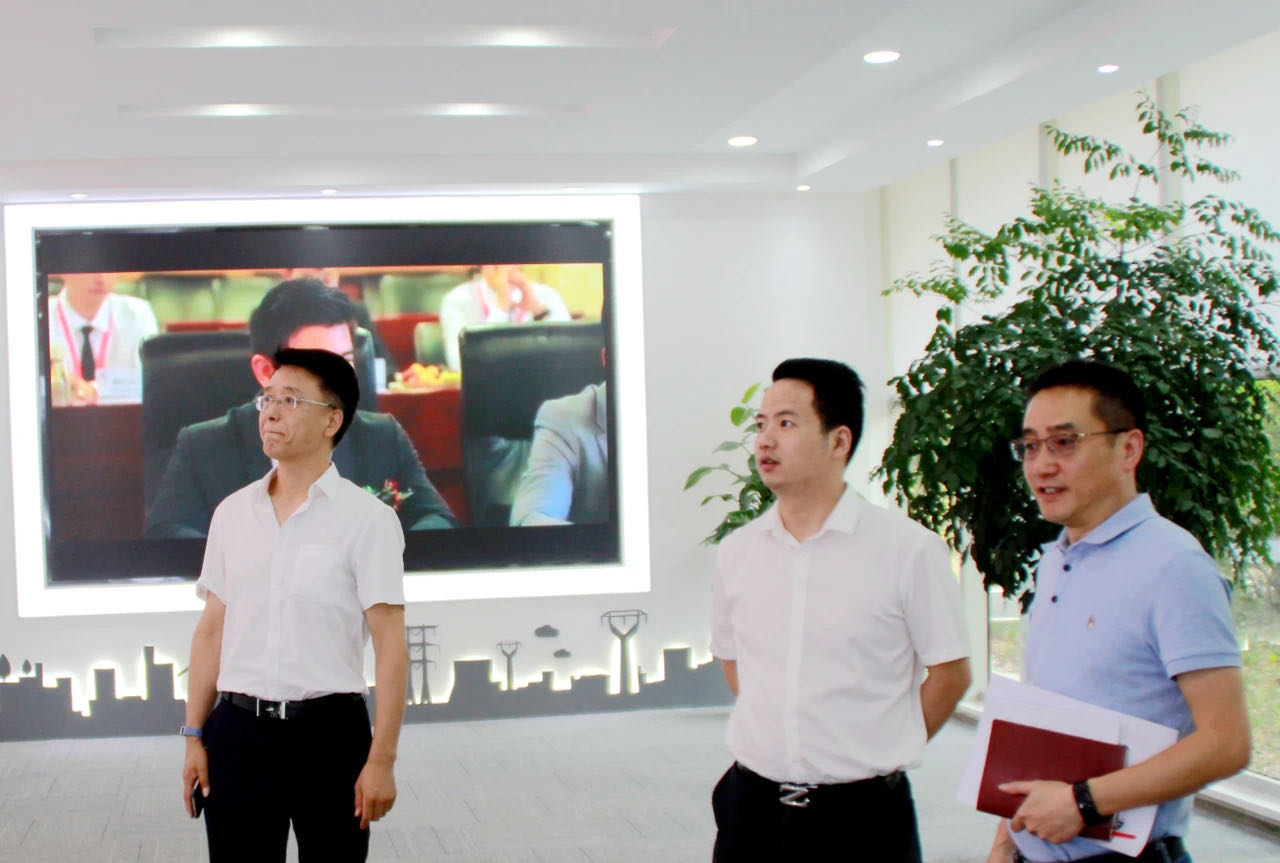 青羊区总工会副主席唐宁，府南街道人大工委主任、总工会主席刘庆一行到亚洲精品无人一区二区指导工会工作