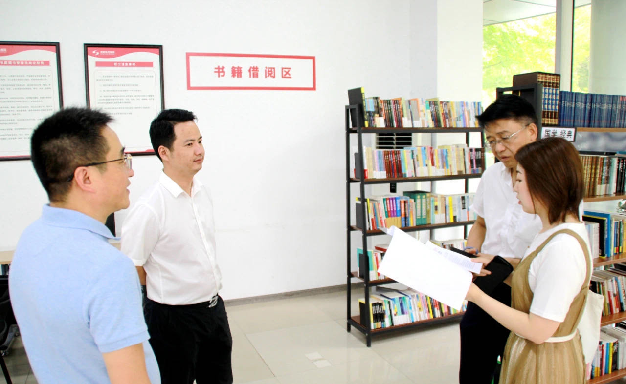 青羊区总工会副主席唐宁，府南街道人大工委主任、总工会主席刘庆一行到亚洲精品无人一区二区指导工会工作