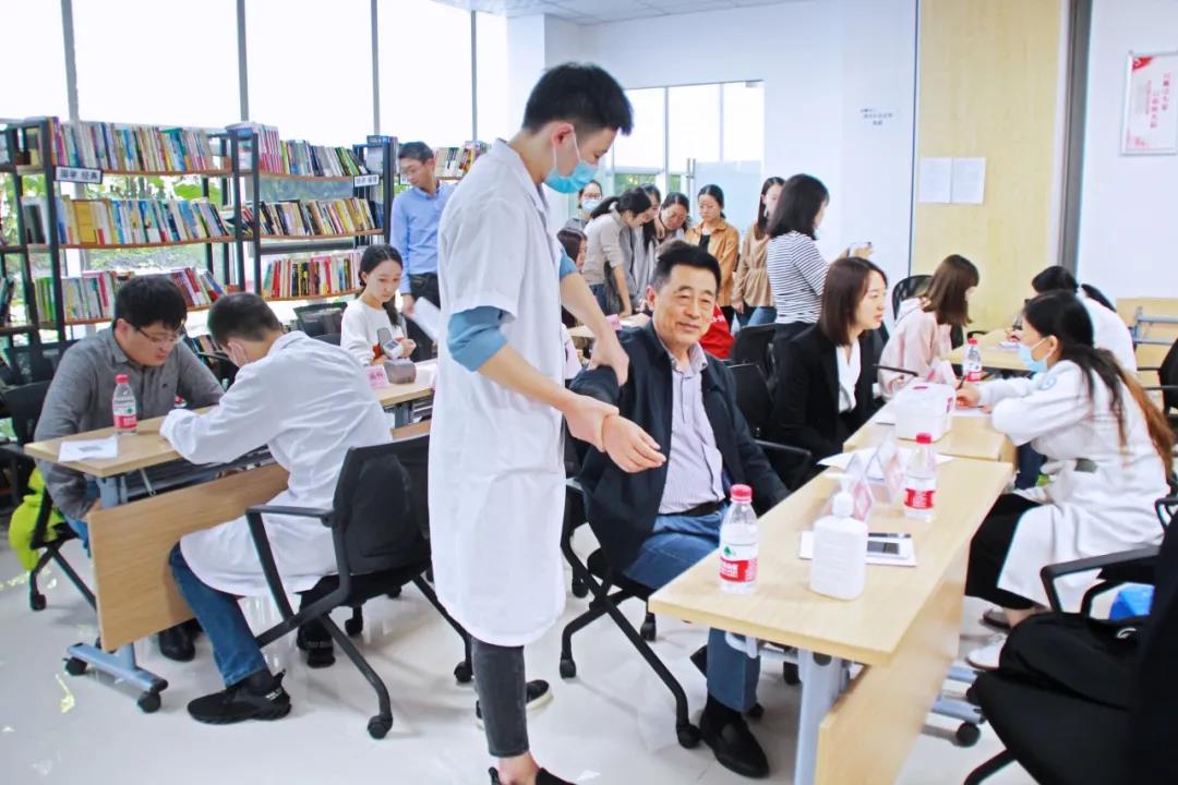 亚洲精品无人一区二区工会携手成都第一骨科医院开展“健康直通车”活动