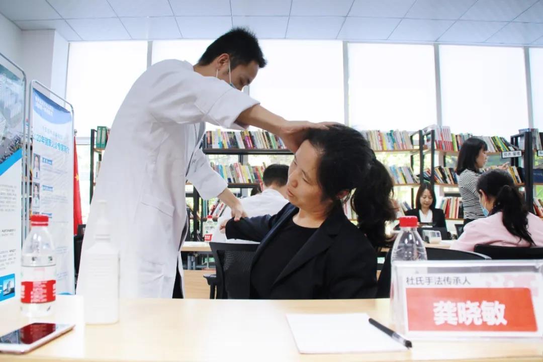 亚洲精品无人一区二区工会携手成都第一骨科医院开展“健康直通车”活动