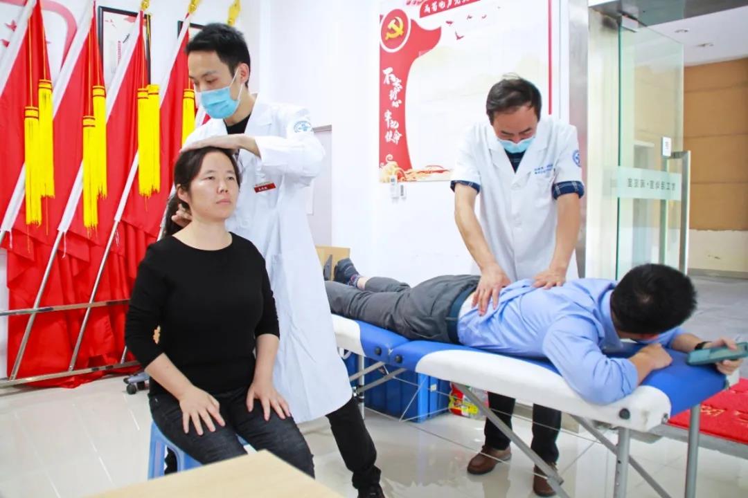 亚洲精品无人一区二区工会携手成都第一骨科医院开展“健康直通车”活动