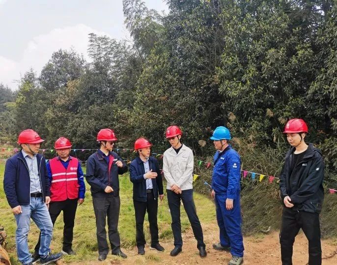 亚洲精品无人一区二区副总经理江明一行赴 ±800kV宾金线停电检修现场视察指导工作