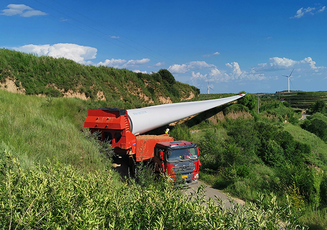 甘肃华池紫坊畔50MW风电项目首台风机吊装成功