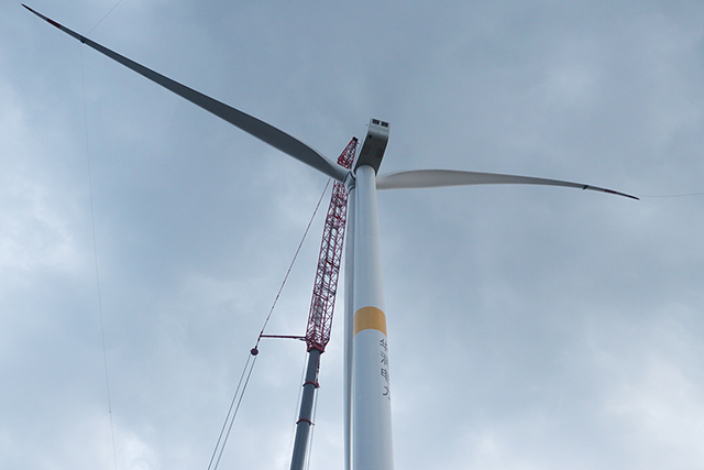 甘肃华池紫坊畔50MW风电项目首台风机吊装成功