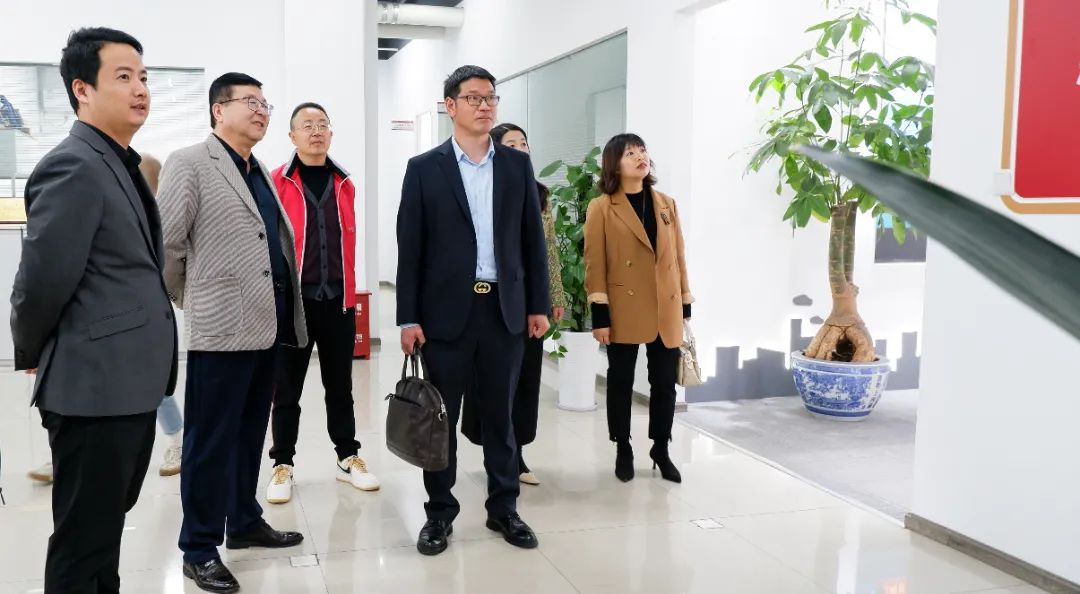 都江堰友爱学校一行到亚洲精品无人一区二区参观交流