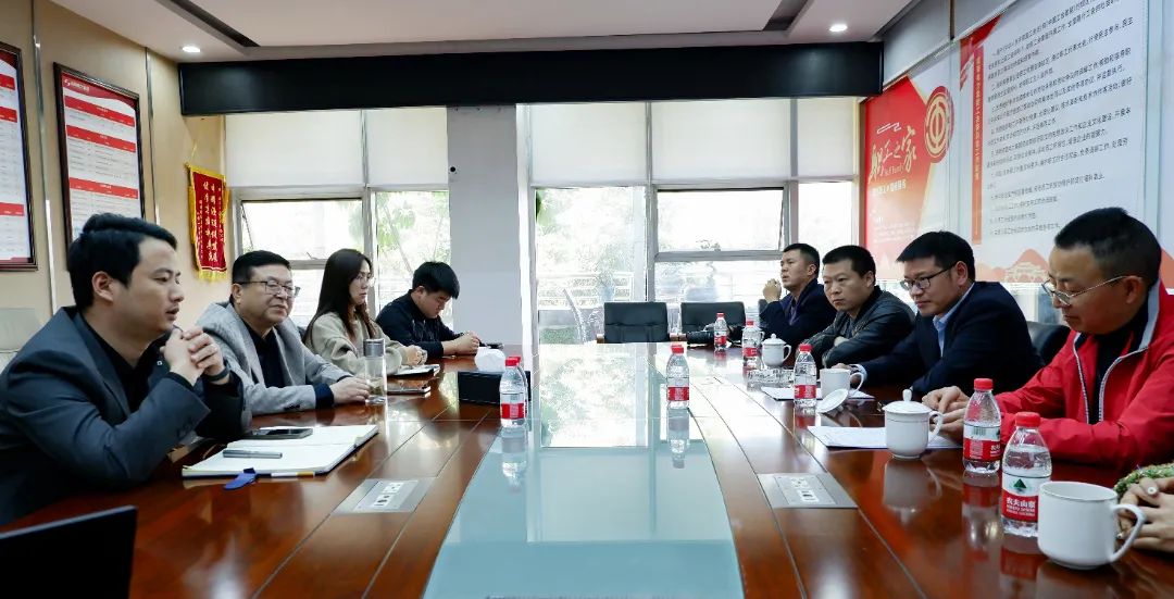 都江堰友爱学校一行到亚洲精品无人一区二区参观交流