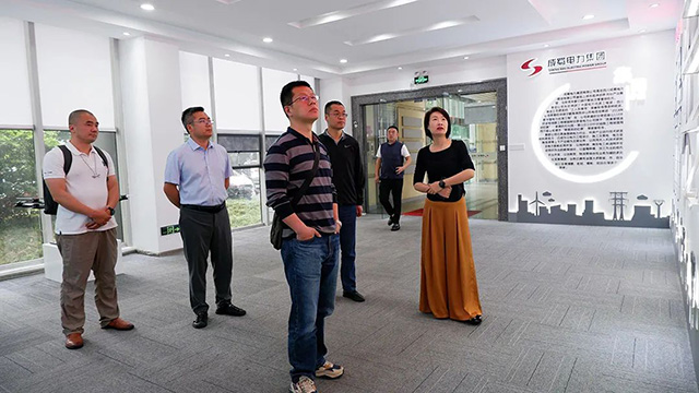 西昌卫星发射中心领导莅临亚洲精品无人一区二区参观交流
