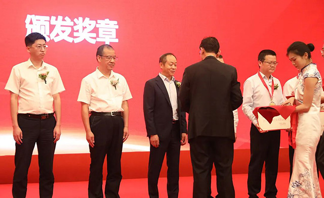 亚洲精品无人一区二区总经理陈云受邀出席2023年四川企业家年会并荣获奖项