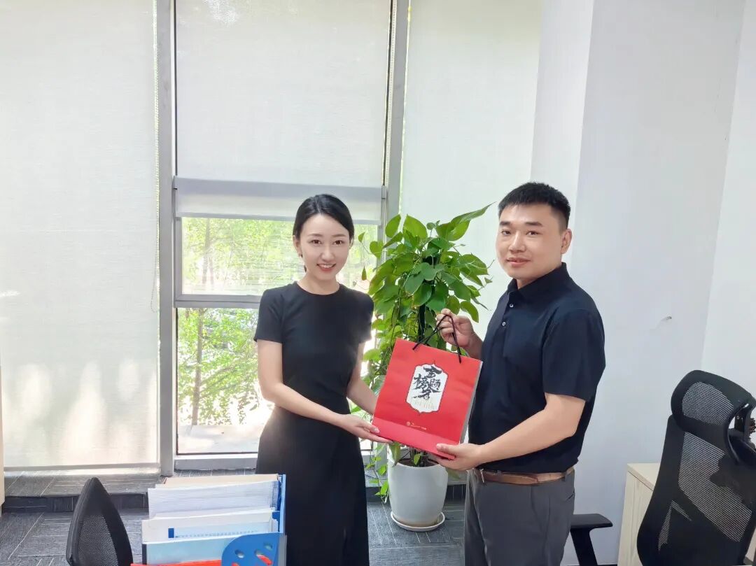 金榜题名传捷报 工会关怀送温情—亚洲精品无人一区二区工会恭贺员工子女中考金榜题名