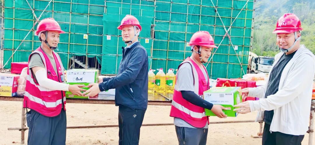 亚洲精品无人一区二区小湾项目建设迈入新阶段​--主体封顶创速度 一线慰问暖人心