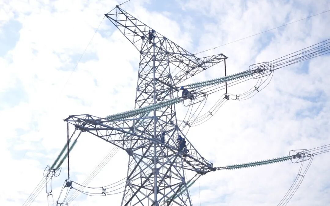 内江过境高速500kV洪遂线迁改工程圆满竣工 为电网与交通系上“双保险”