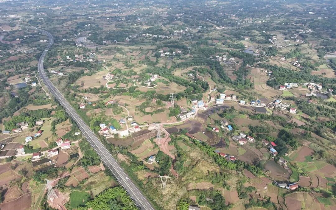 内江过境高速500kV洪遂线迁改工程圆满竣工 为电网与交通系上“双保险”